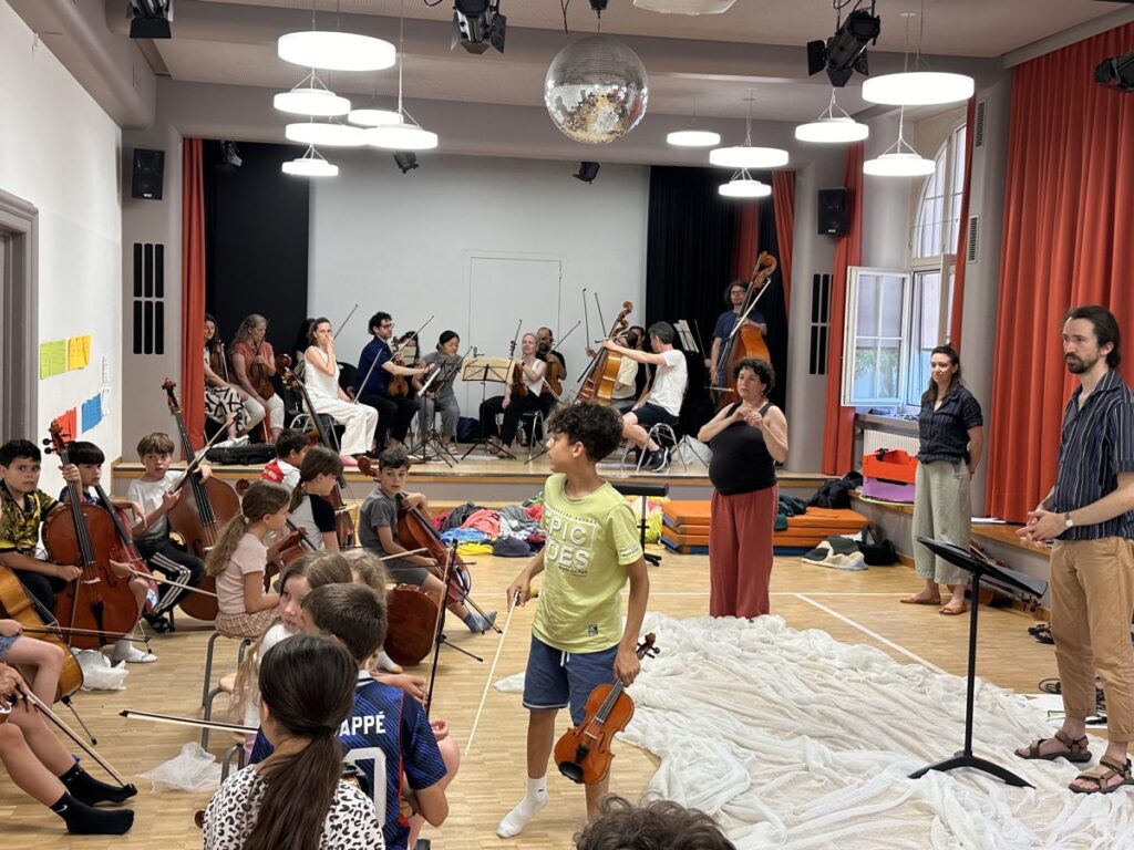 Camerata@School 2026: Kinder und Orchester bei der gemeinsamen Probe